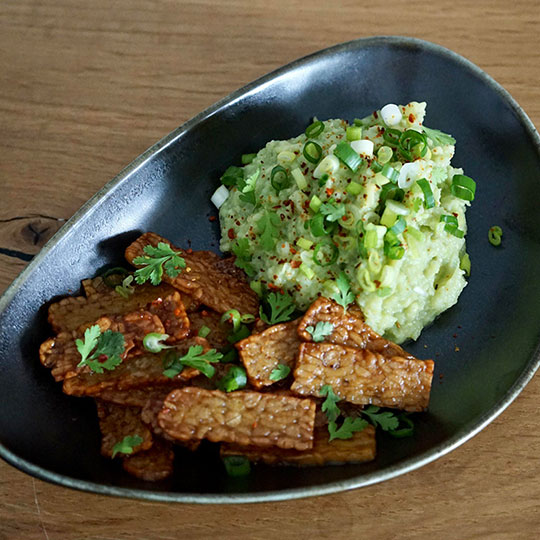 Avocado-Kartoffel-Stampf mit Tempeh